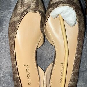 Shoe Dazzle Tan Patterned Flats